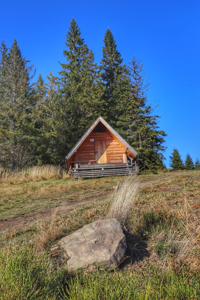 Mały, drewniany domek - Bacówka na Hali Krupowej