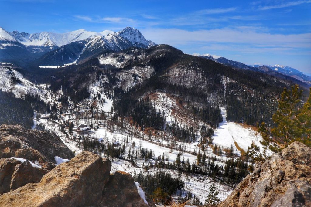 Widoki rozciągające się ze szczytu Nosal zimą w Tatrach Zachodnich