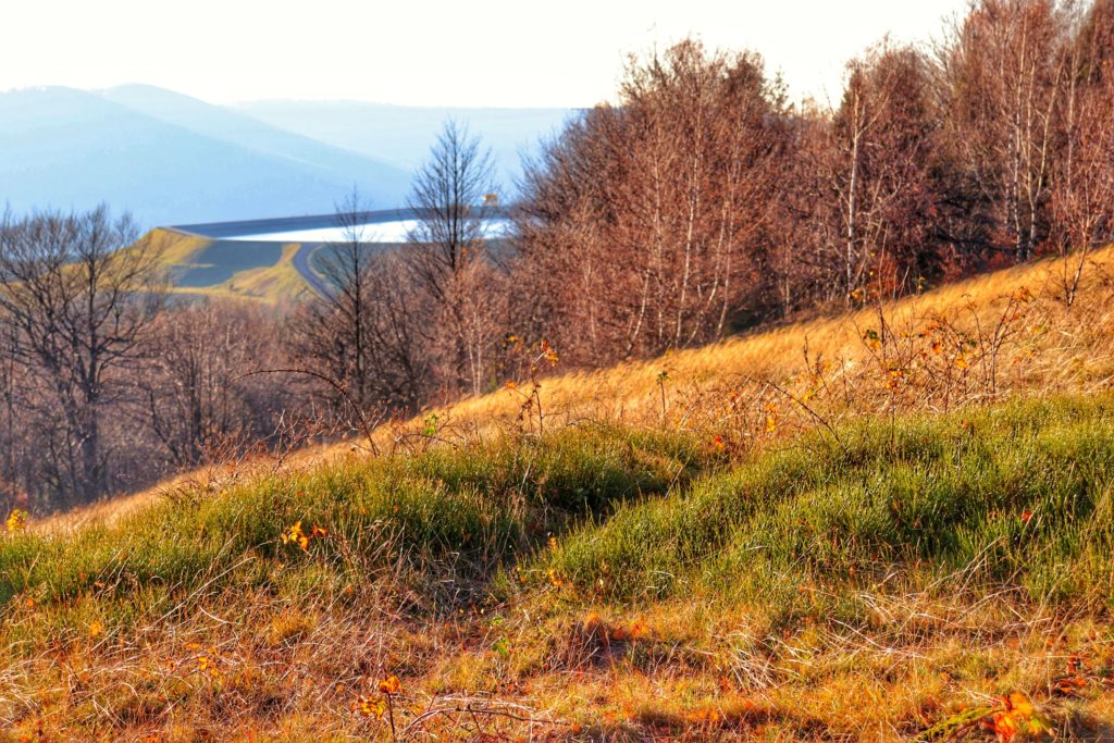 Zbiornik na Górze Żar widoczny z żółtego szlaku na Kiczerę, w koło jesienne barwy