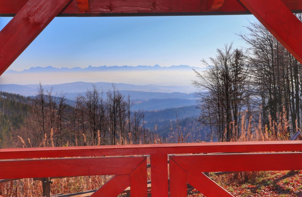 widok na Tatry rozciągający się z tarasu schroniska na Hali Krupowej, w koło jesień, w tle mgła