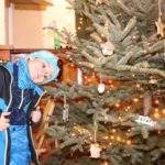 Dziecko przy świątecznej choince w Schronisku Murowaniec na Hali Gąsienicowej