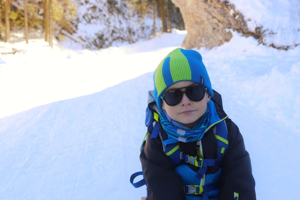 Dziecko w Dolinie Kościeliskiej, w koło zalegający śnieg
