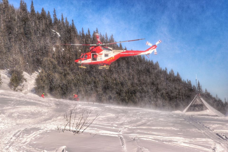 Helikopter TOPR podchodzący do lądowania na Hali Gąsienicowej, ładny, zimowy dzień