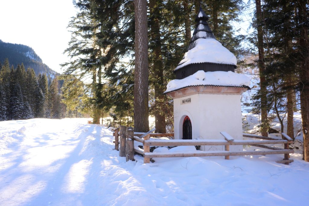 Kapliczka Zbójnicka w Dolinie Kościeliskiej, zimowa aura
