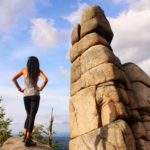 Kukułcze Skały,Turystka stojąca tyłem patrząca na skałę.