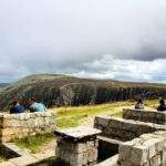 Miejsce przygotowane do odpoczynku dla strudzonych turystów na Śnieżnych Kotłach, skalne ławki