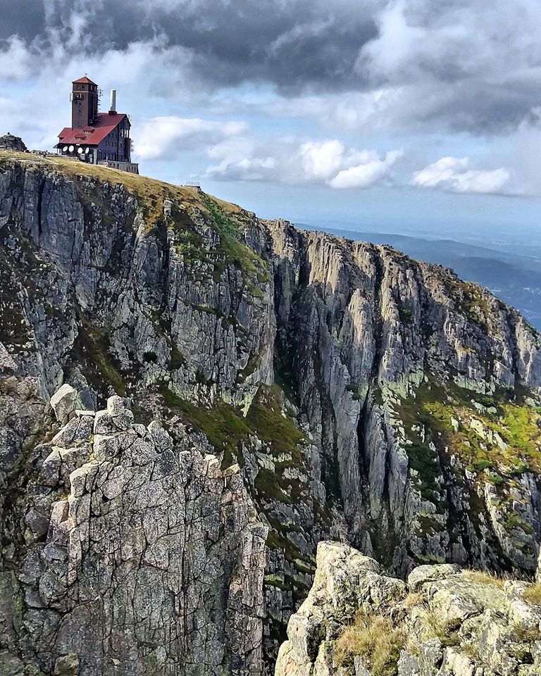 Radiowo - telewizyjny Ośrodek Nadawczy na Śnieżnych Kotłach, strome, skalne ściany, zachmurzone niebo