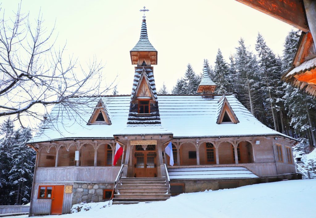 Sanktuarium Maryjne na Wiktorówkach pokryte śniegiem