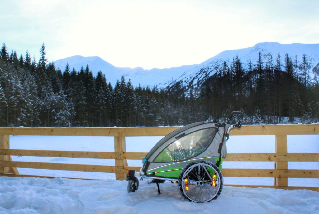 Smerczyński Staw wózkiem zimą, widok na Tatry Zachodnie, dziecko leżące w wózku qeridoo
