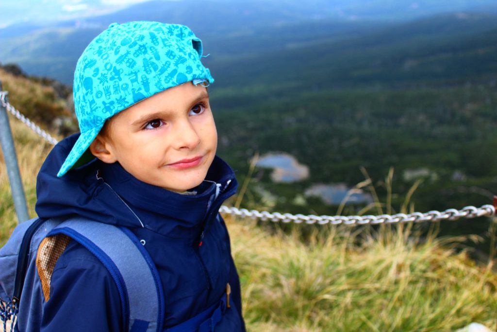 Szczęśliwe dziecko na Śnieżnych Kotłach, w tle dwa stawy noszące nazwę Śnieżne Stawki
