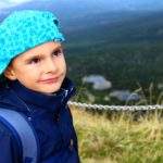 Szczęśliwe dziecko na Śnieżnych Kotłach, w tle dwa stawy
