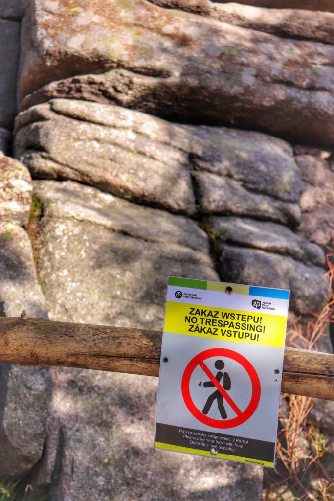 Zakaz Wstępu, tabliczka dotyczy wejścia na Kukułcze Skały w Karkonoszach
