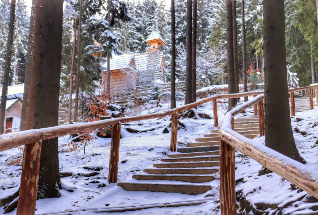drewniane, zaśnieżone schody prowadzące do Sanktuarium Maryjnego na Wiktorówkach