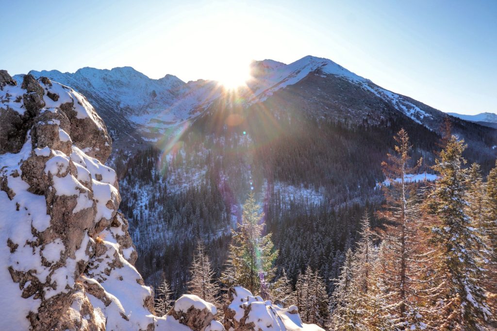 zima na Gęsiej Szyi, widok na oświetlone przez słońce tatrzańskie szczyty
