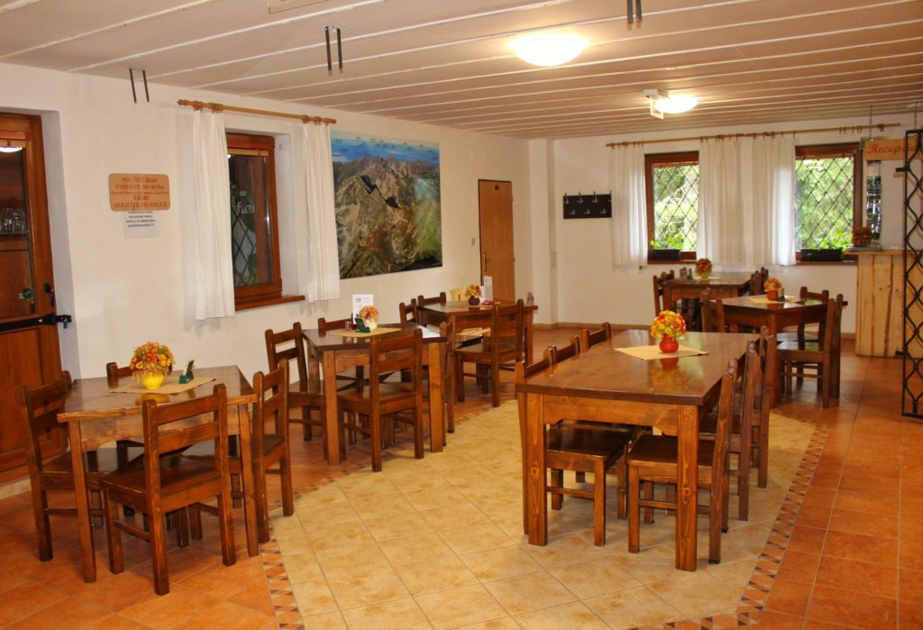 Bufet Rohacki wewnątrz, pomieszczenie ze stolikami i krzesłami