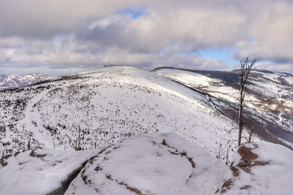 Krajobraz rozciągając się z Malinowskiej Skały na zaśnieżone szczyty