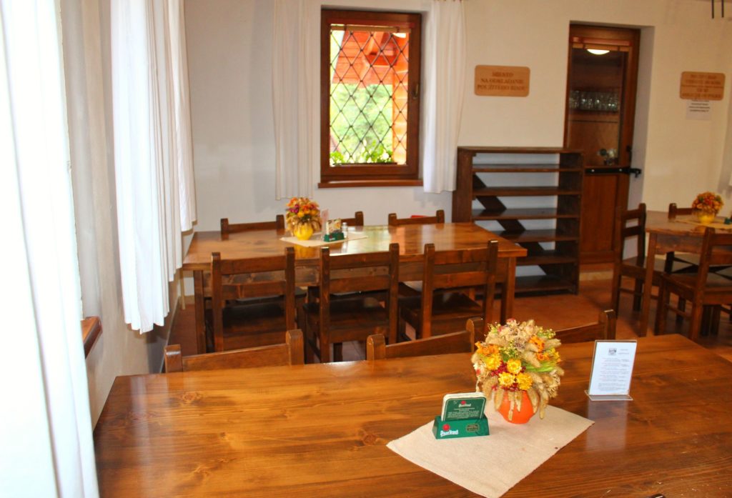 Stoły z krzesłami w Bufecie Rohackim, jadalnia dla turystów odwiedzających bufet