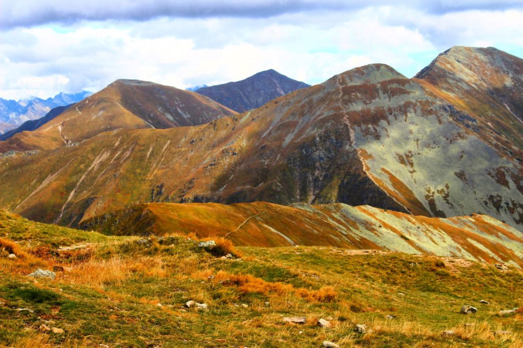 Szczyt Wołowiec jesienią, tatrzańskie szczyty pokryte jesiennymi barwami