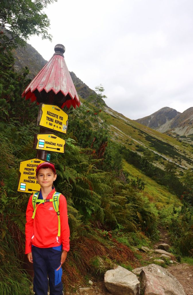 Uśmiechnięte dziecko - Rozstaj szlaków pod Trzema Kopami w Tatrach Słowackich