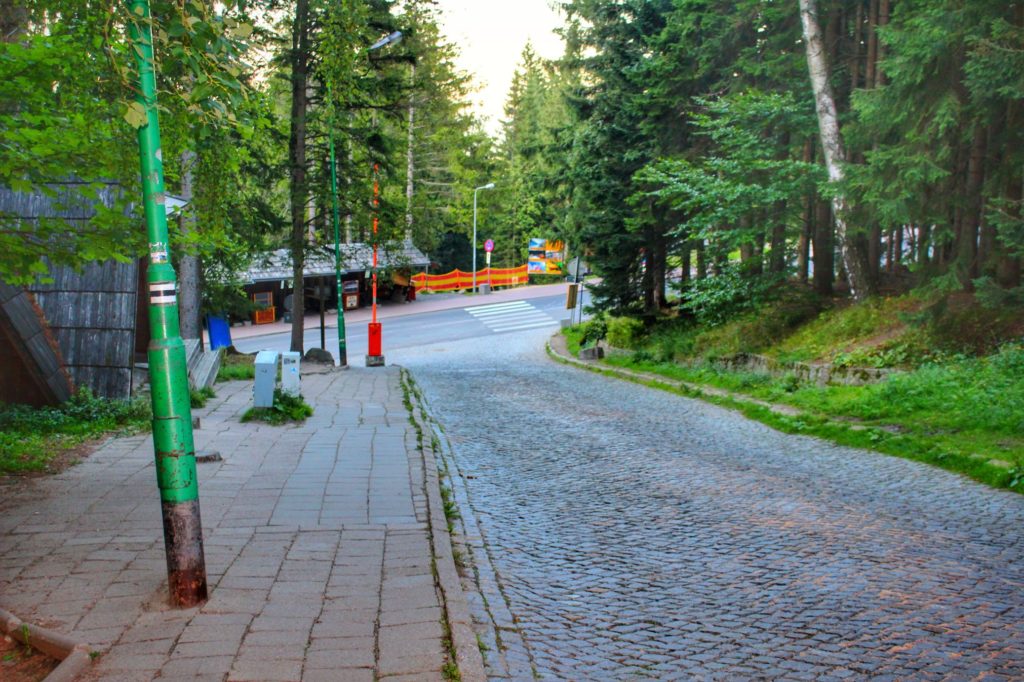 chodnik, szeroka brukowana droga na czarnym szlaku w Karpaczu
