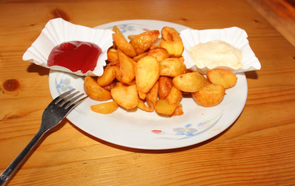 pieczone ziemniaki z sosem pomidorowym i śmietanowym kupione w schronisku Dom Śląski w Karkonoszach