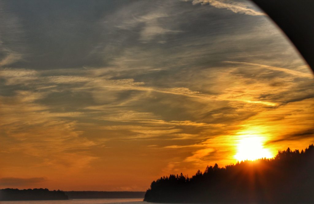 wschód słońca nad jeziorem Orawskim
