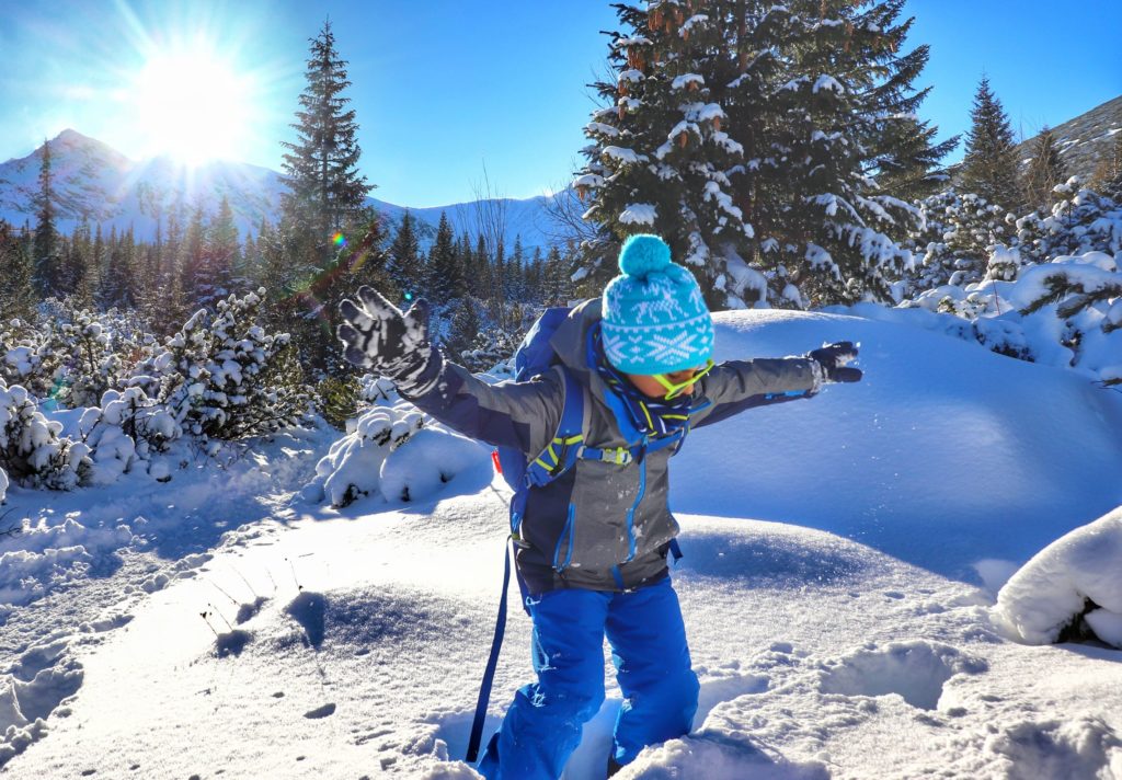 Dziecko bawiące się w śniegu w okolicach Hali Gąsienicowej, piękny, słoneczny dzień