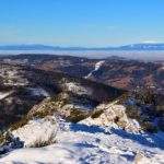 Widok na Beskid Żywiecki (szczyty Pilsko oraz Babią Górę) z Przełęczy między Kopami w Tatrach, styczniowe popołudnie
