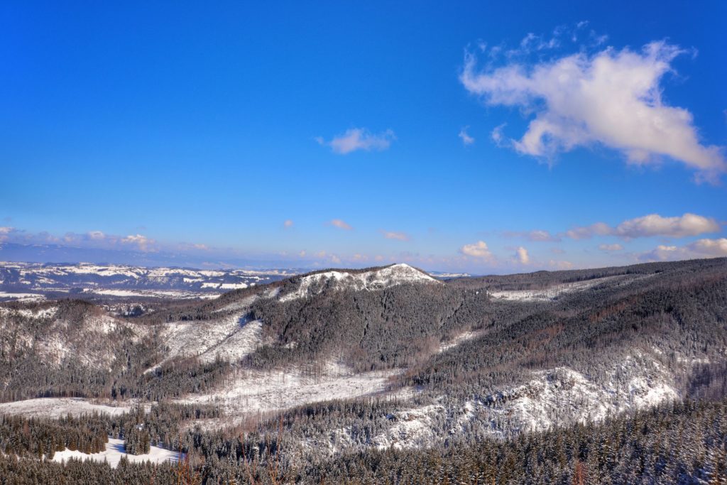 Widok rozciągający się z niebieskiego szlaku na Halę Gąsienicową przez Boczań, zaśnieżone lasy, góry,błękitne niebo