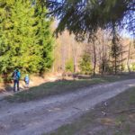 Dwójka turystów, w tym dziecko wybierający szlak czerwony na skrzyżowaniu szlaków Pod Przysłopem