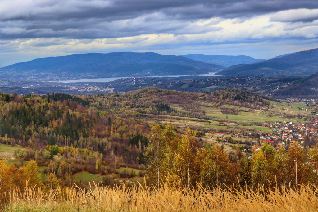 Jesienny krajobraz rozciągający się ze szczytu Jastrzębica SKI, Beskid Żywiecki,Jezioro Żywieckie