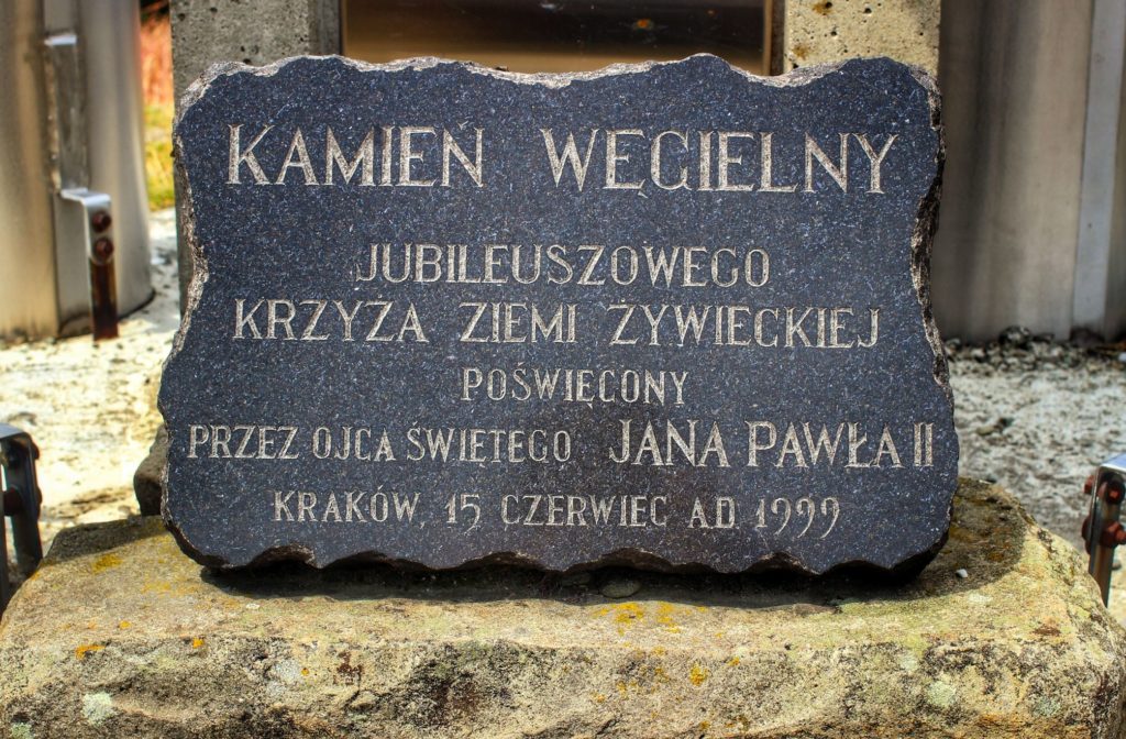Kamień Węgielny Jubileuszowego Krzyża Ziemi Żywieckiej poświęcony przez Jana Pawła II w 1999 roku znajdujący się na Bendoszce Wielkiej