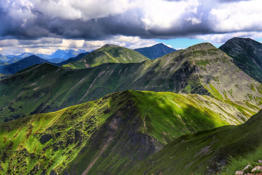 Krajobraz górski rozciągające się ze szczytu Wołowiec, zielone Tatry w letniej odsłonie
