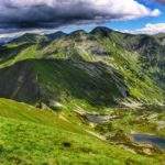 Niesamowity widok rozciągający się ze szczytu Wołowiec na Tatry oraz Jamnickie Stawy, letni dzień