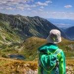 Szczyt Wołowiec w Tatrach Zachodnich, dziecko podziwiające tatrzański staw leżący w Dolinie Jamnickiej