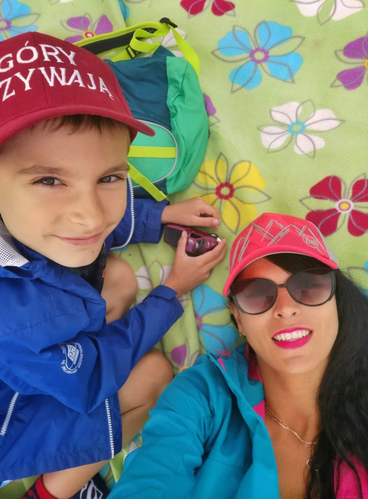 Uśmiechnięte dziecko z mamą, odpoczynek na kocu, Bendoszka Wielka w Beskidzie Żywieckim