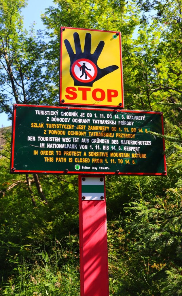 Znak STOP - szlak zamknięty Od 1.11. do 14.06. - okolica Bufetu Rohackiego, czerwony szlak na Wołowiec