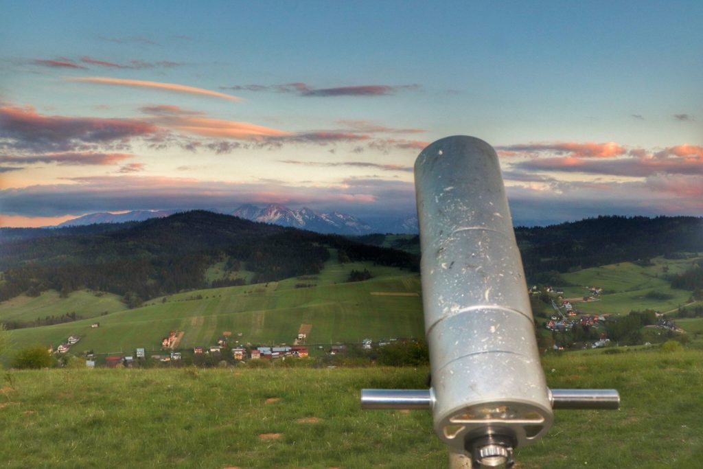 Bezpłatny teleskop na szczycie Grandeus w Pieninach, widok na zaśnieżone Tatry, kolorowe chmury o zachodzie słońca