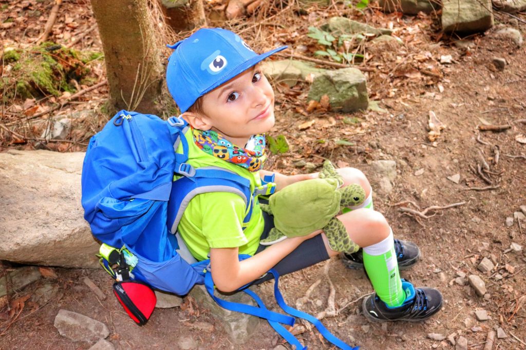 Mały Turysta - dziecko odpoczywające na zielonym szlaku w drodze na najwyższy szczyt Beskidu Wyspowego