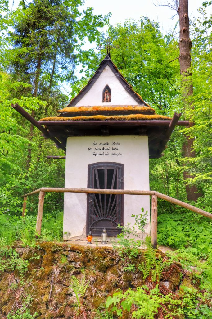 Nieduża kapliczka leśna położona na szlaku zielonym na Sokolicę z Krościenka