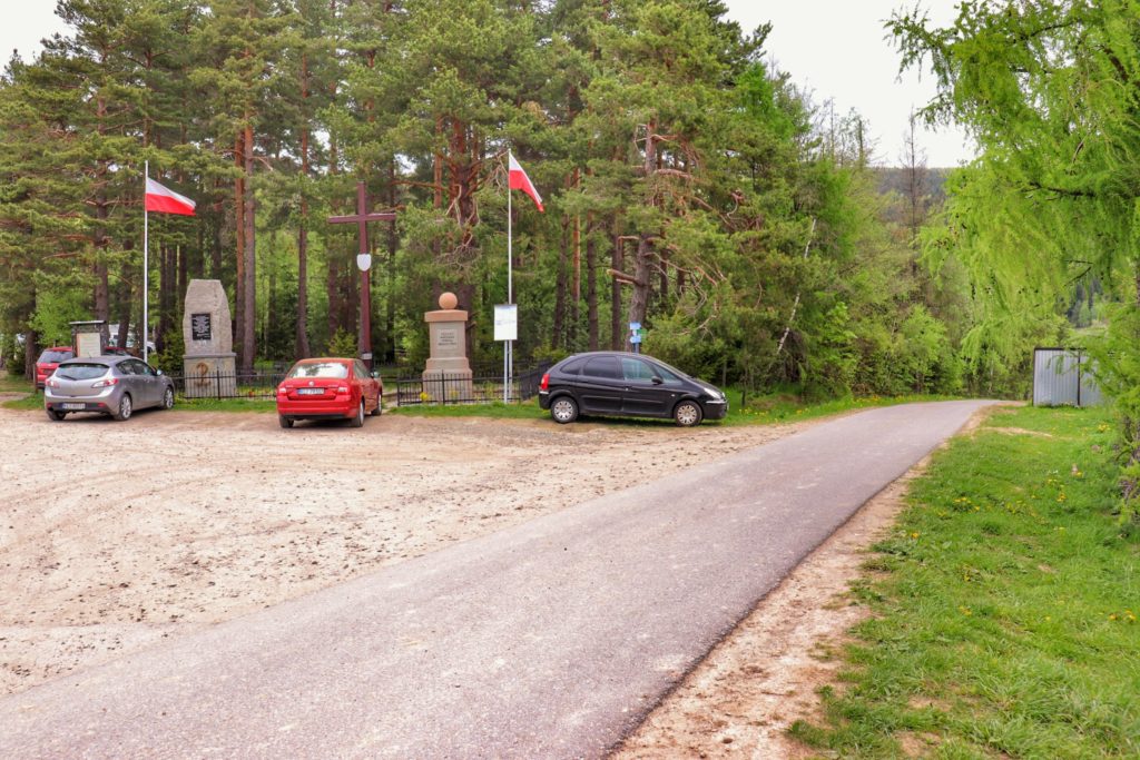 Parking Chyszówka na Przełęczy Marszałka Rydza – Śmigłego, na parkingu zaparkowane samochody