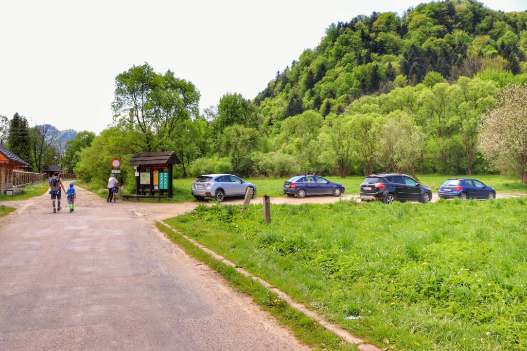 Parking przy szlaku zielonym na Sokolicę