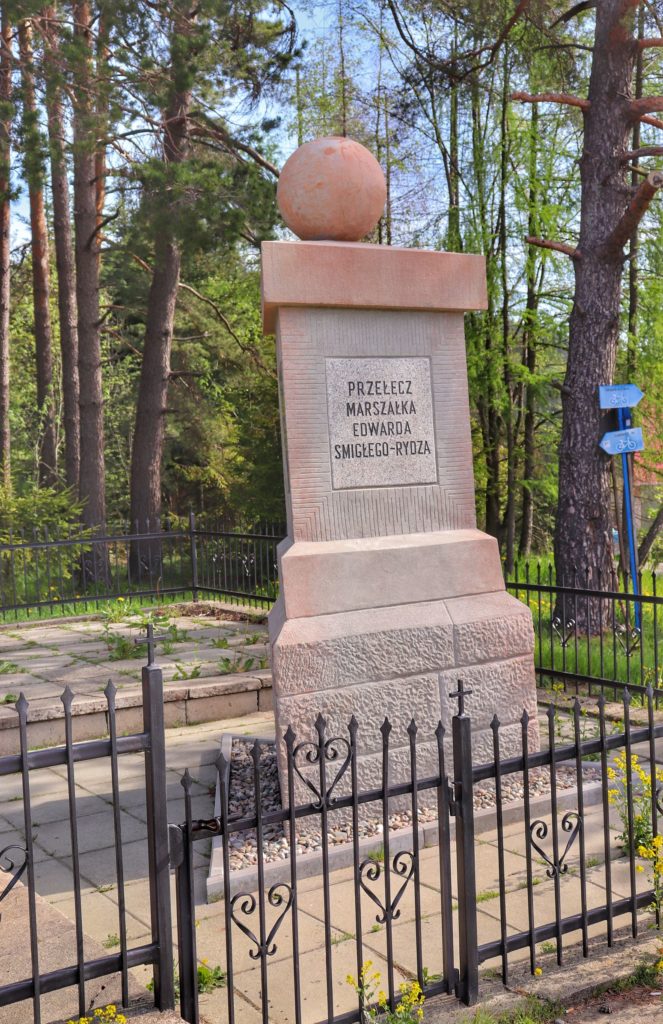 Pomnik w miejscowości Chyszówka na Przełęczy Marszałka Rydza – Śmigłego