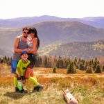 Trzyosobowa, szczęśliwa rodzina (dziecko) na Polanie Stumorgowej, w oddali krajobraz górski