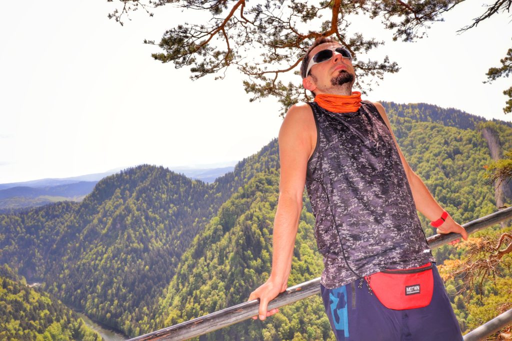 Turysta opierający się o barierki, punkt widokowy pod Sokolicą, krajobraz górski