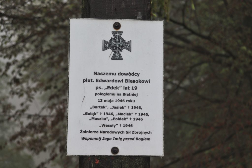 Biała tabliczka na pomniku na szczycie Wielka Cisowa, pomnik dowódcy plut. Edwardowi Biesokowi