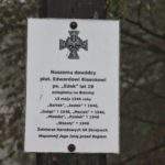 Biała tabliczka na pomniku na szczycie Wielka Cisowa, pomnik dowódcy plut. Edwardowi Biesokowi