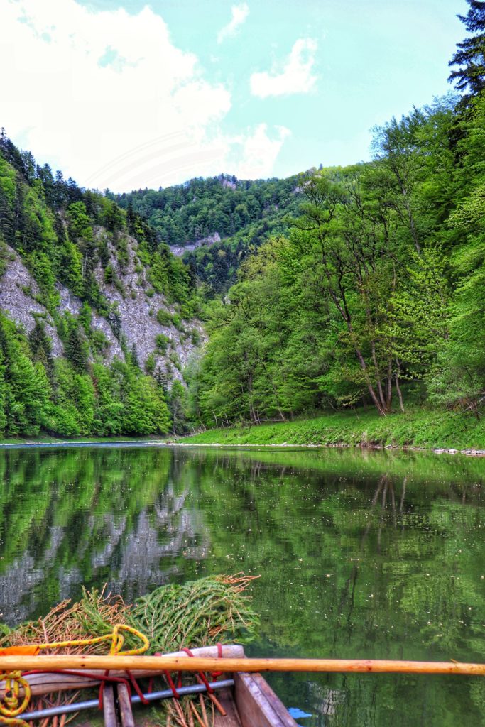 Drewniana tratwa, spływ Przebiegiem Dunajca, skalne ściany, dużo zieleni