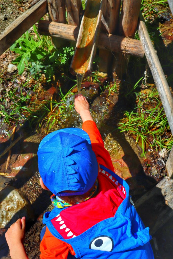 Dziecko moczące rączkę w potoku - Pieniński Potok w drodze na Trzy Korony