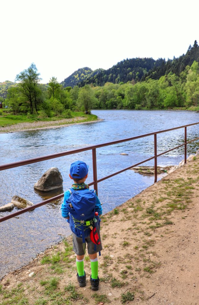 Dziecko podziwiające Dunajec w Krościenku na zielonym szlaku szlaku na Sokolicę, ładny, słoneczny dzień